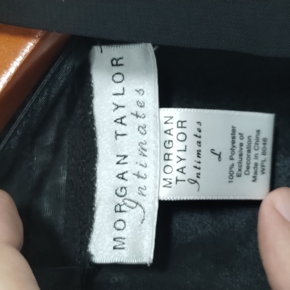 Morgan Taylor Intimates Black Robe - Picture 4 of 6